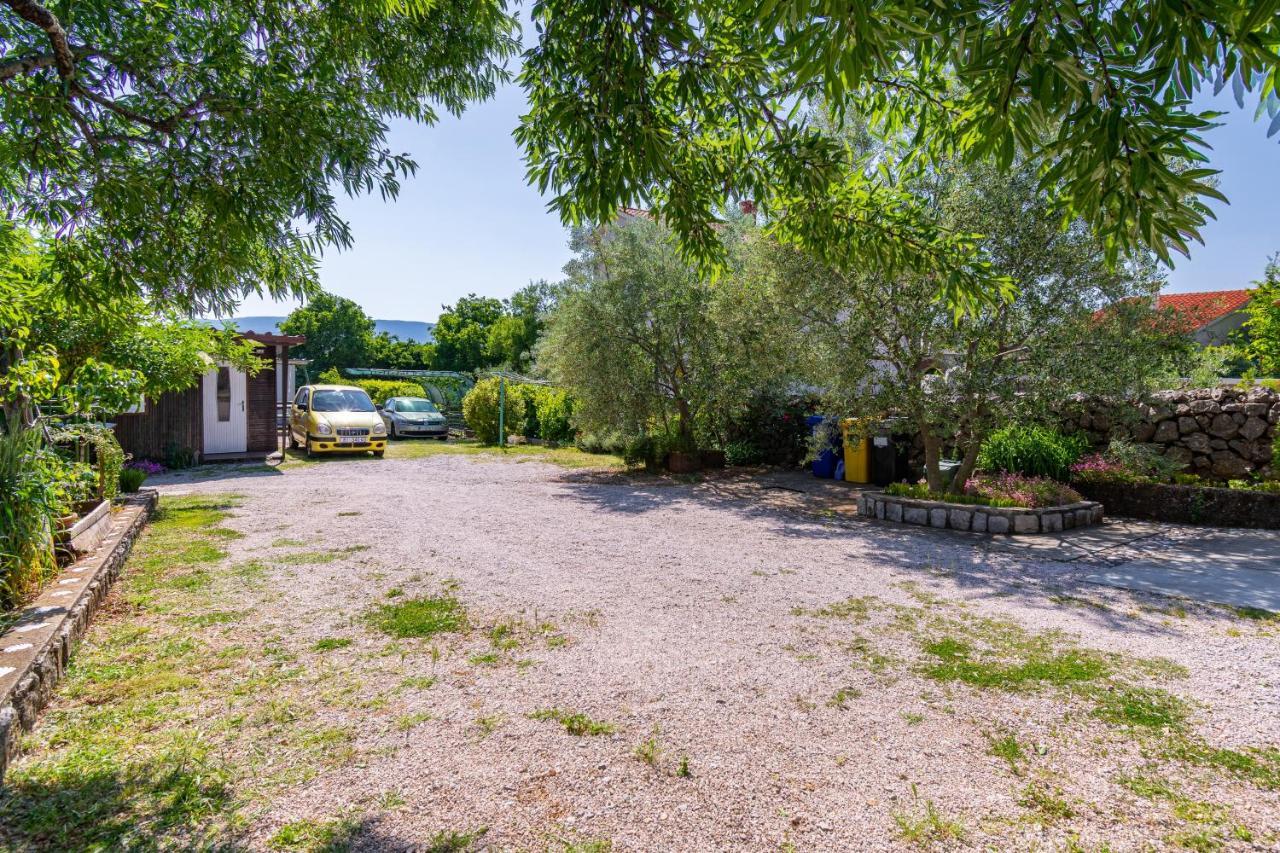 Apartments And Rooms With Parking Space Skrbcici, Krk - 21231 Bagian luar foto