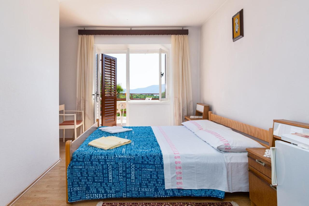Apartments And Rooms With Parking Space Skrbcici, Krk - 21231 Bagian luar foto